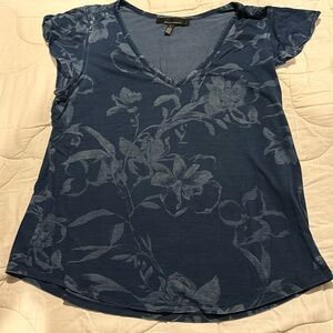 White House Black Market blue floral flutter sleeve print top. Size L EUC